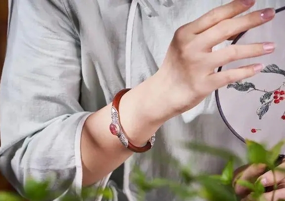 有声小说《西上天山的女人们》[全集]百度云网盘下载[215.5M]